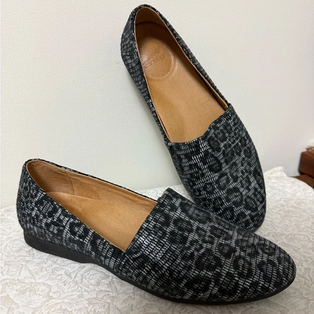 Dansko Larisa Grey Black Leopard Print Animal Print Slip On Flat Loafers Size 7